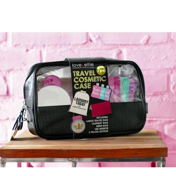 Large travel bag
Laundry bag
Mesh bag
3 travel bottles
Suction cup mirror - Picture 3 of 5